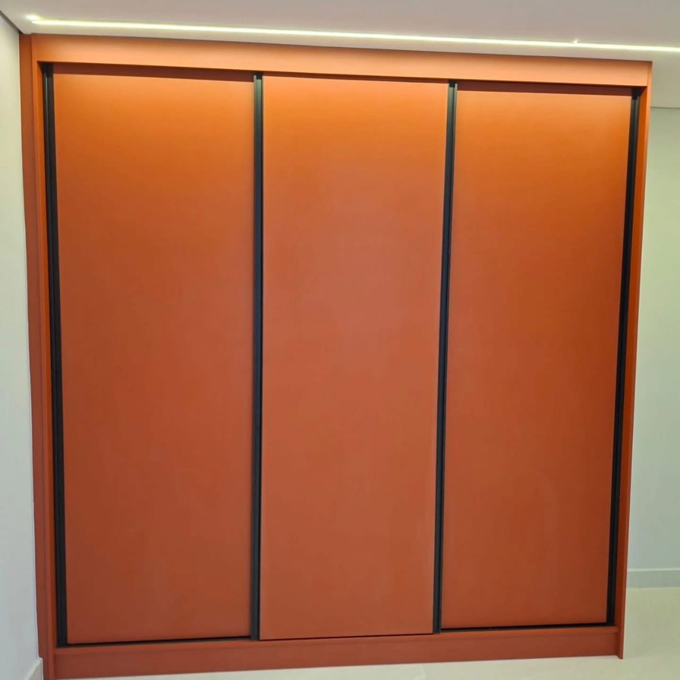 Roupeiro laranja com portas de correr