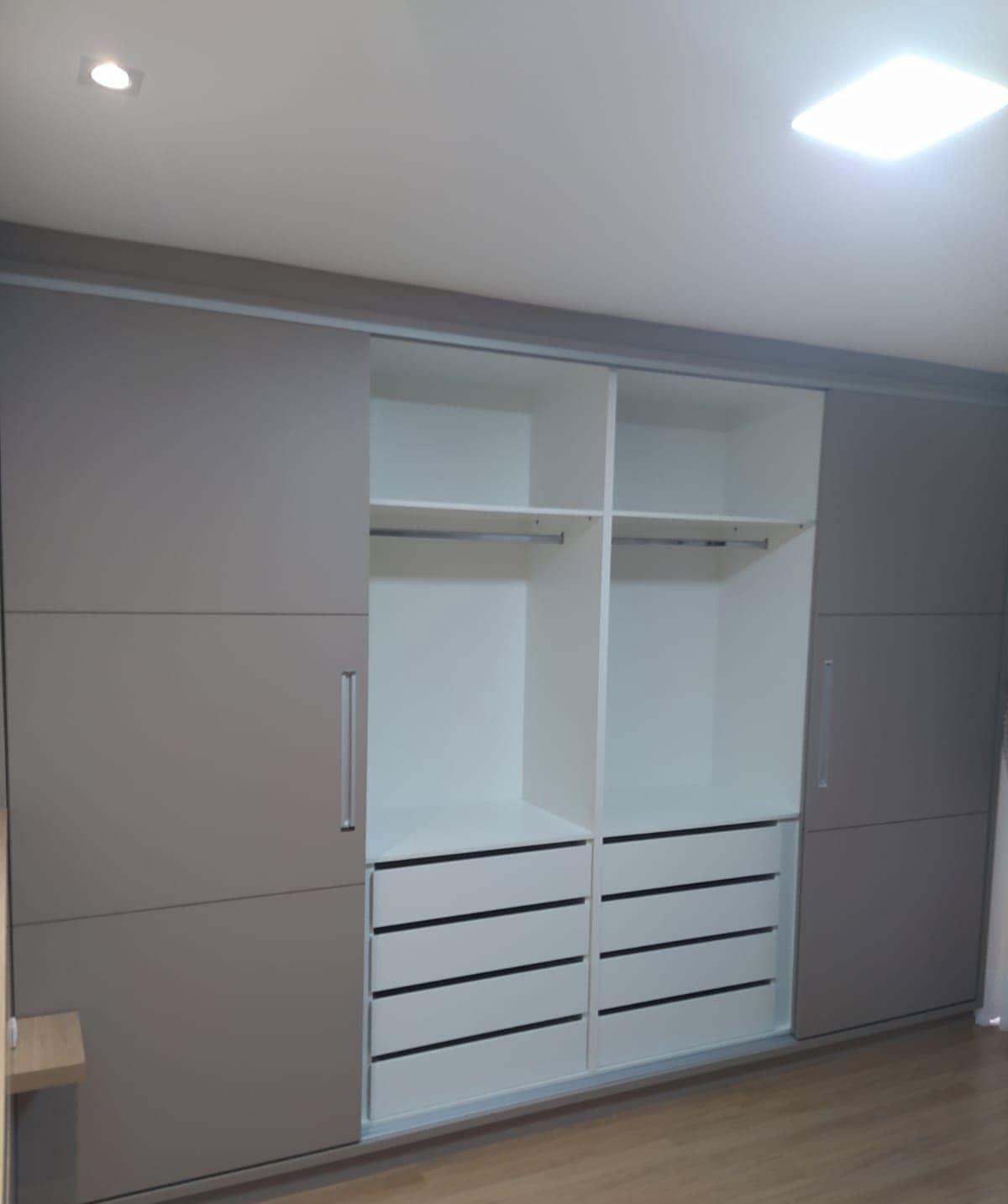 Roupeiro por medida com portas de correr montado pela Reiss Montagem Home
